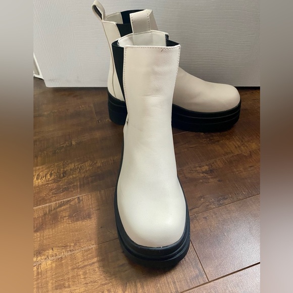 Off-White and Black Chelsea Boots - Picture 5 of 5